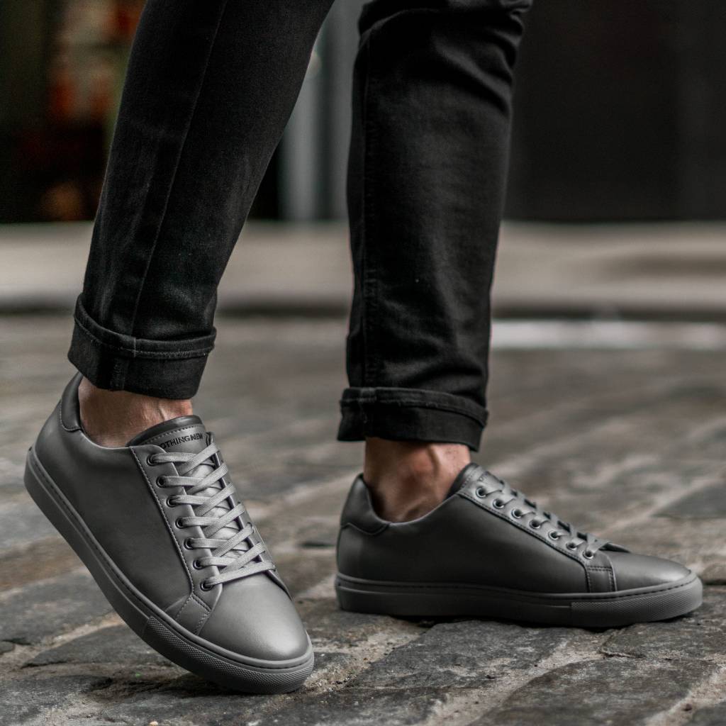 Snavset and overflade Men's Deluxe Leather Sneaker In Grey - Nothing New®